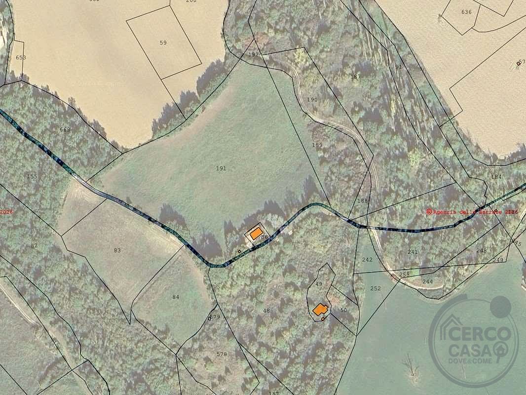 TODI: CASALE CON TERRENO IN POSIZIONE COLLINARE