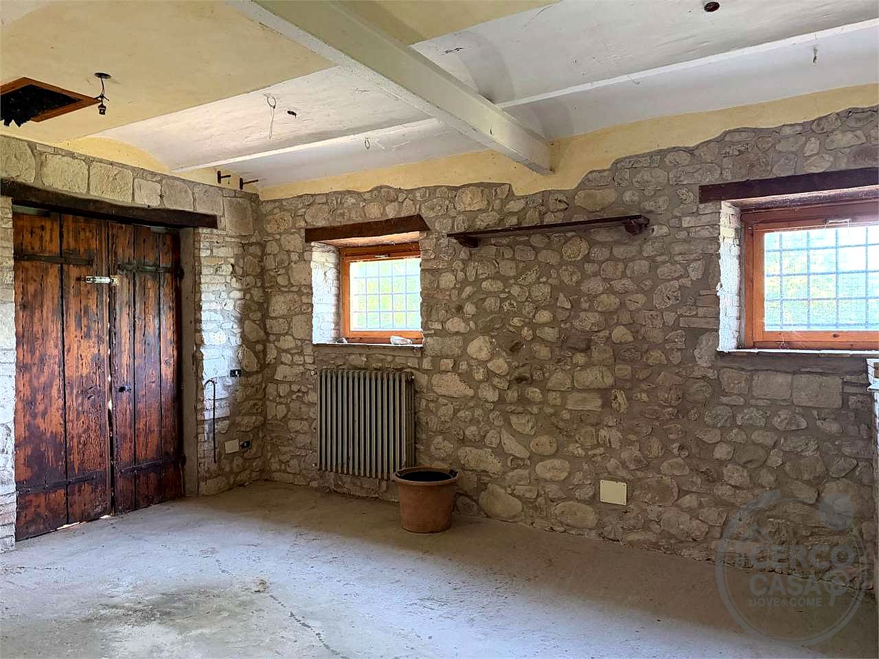 TODI: CASALE CON TERRENO IN POSIZIONE COLLINARE