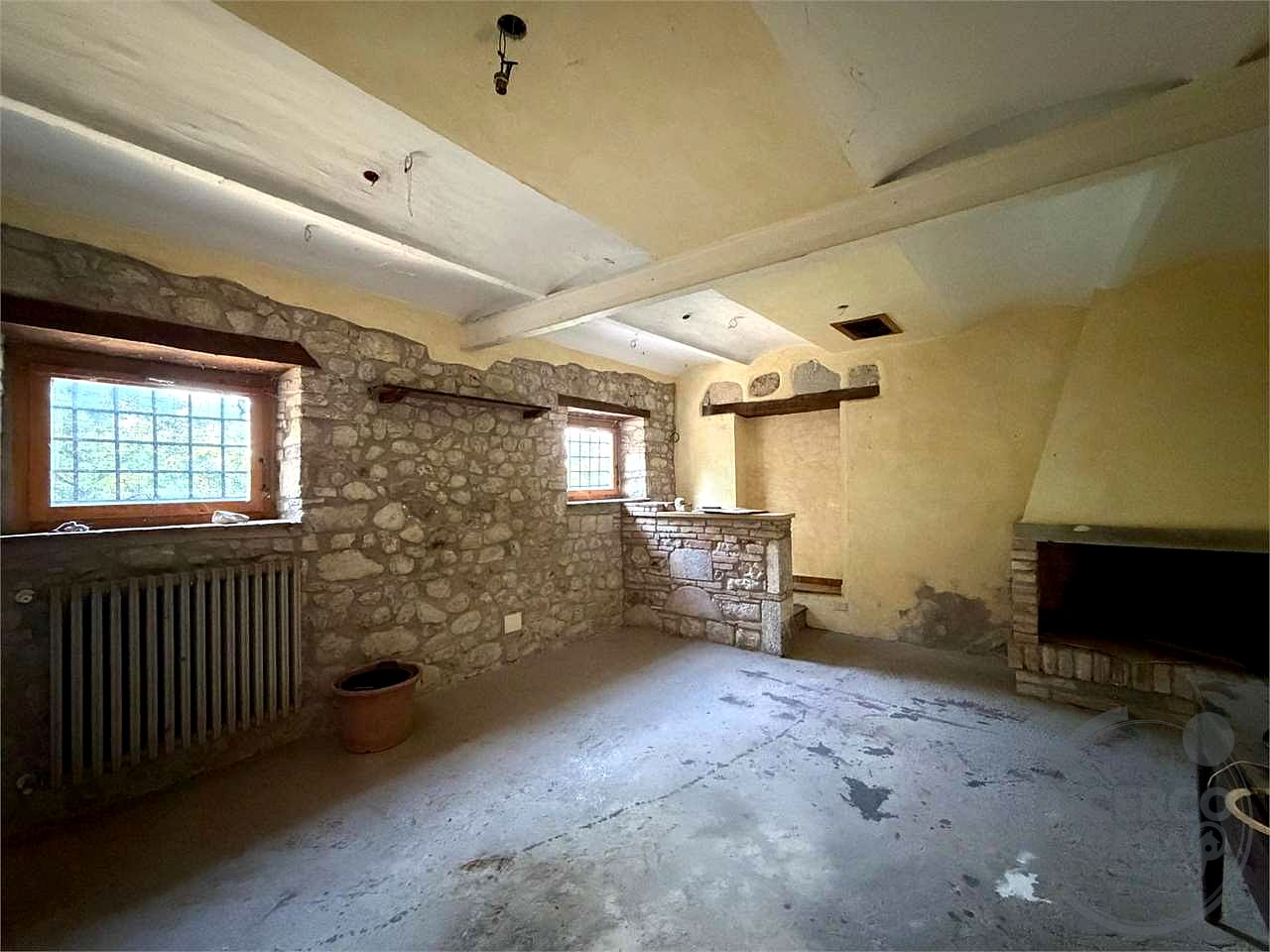 TODI: CASALE CON TERRENO IN POSIZIONE COLLINARE