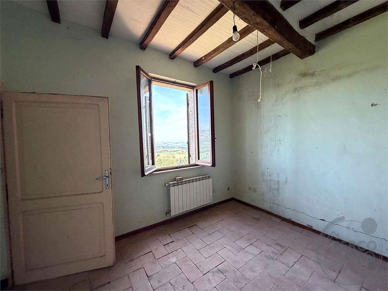 TODI: CASALE CON TERRENO IN POSIZIONE COLLINARE