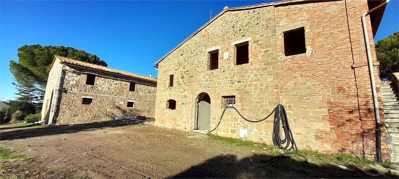 CASALE STORICO CON VIGNETO NEL CUORE DELLA VAL D'ORCIA