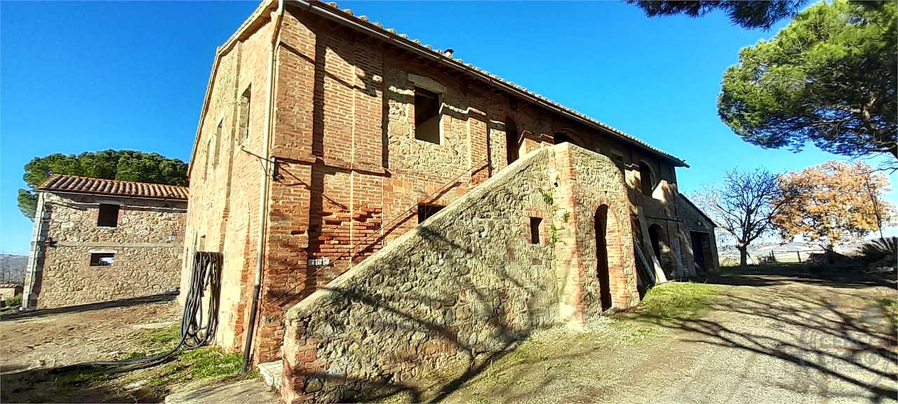 CASALE STORICO CON VIGNETO NEL CUORE DELLA VAL D'ORCIA