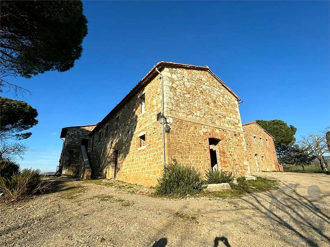 CASALE STORICO CON VIGNETO NEL CUORE DELLA VAL D'ORCIA