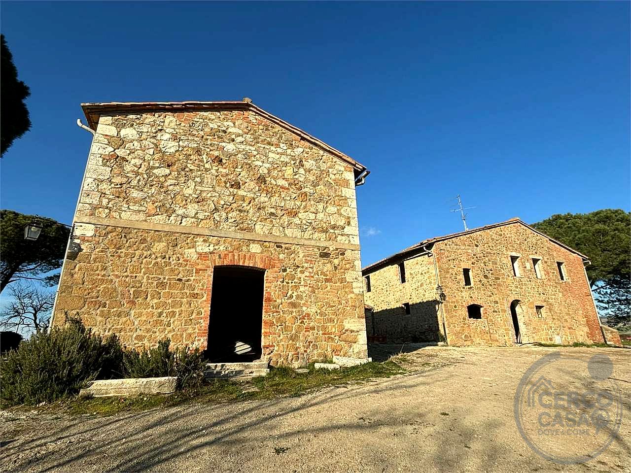 CASALE STORICO CON VIGNETO NEL CUORE DELLA VAL D'ORCIA