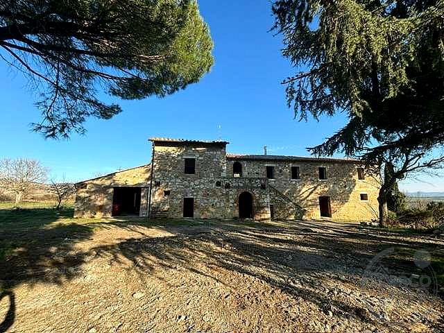 CASALE STORICO CON VIGNETO NEL CUORE DELLA VAL D'ORCIA