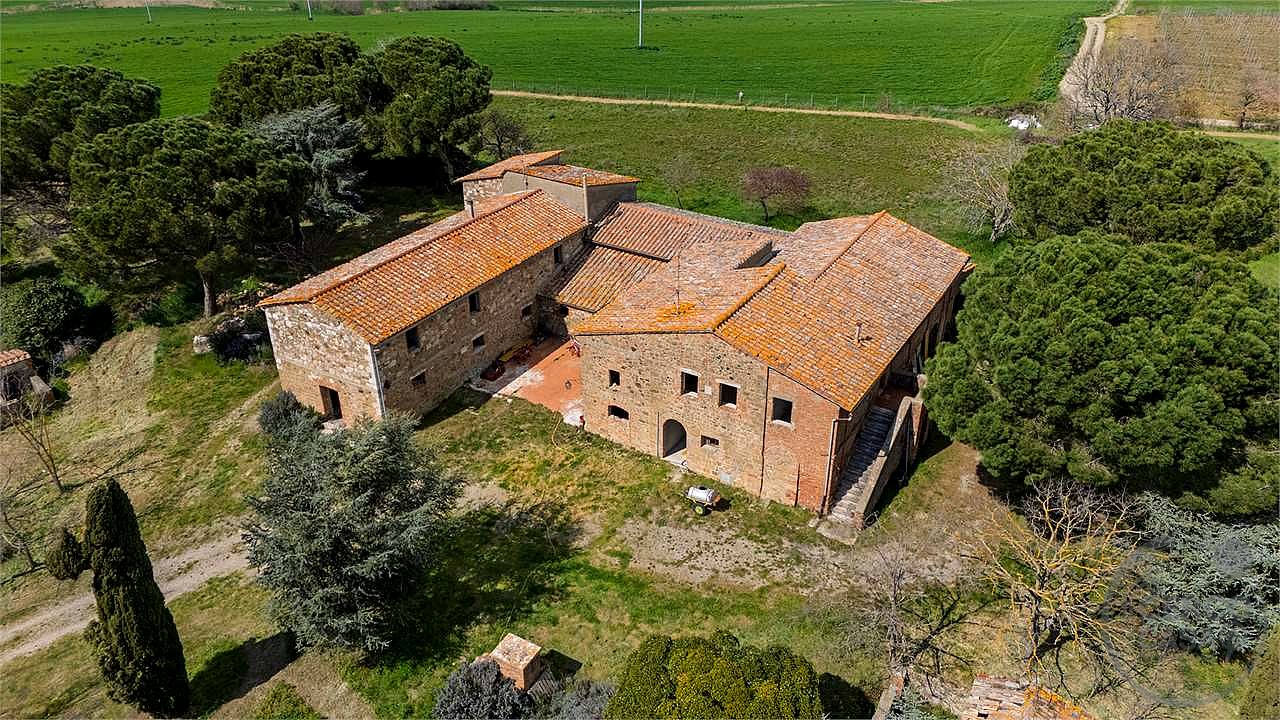 CASALE STORICO CON VIGNETO NEL CUORE DELLA VAL D'ORCIA