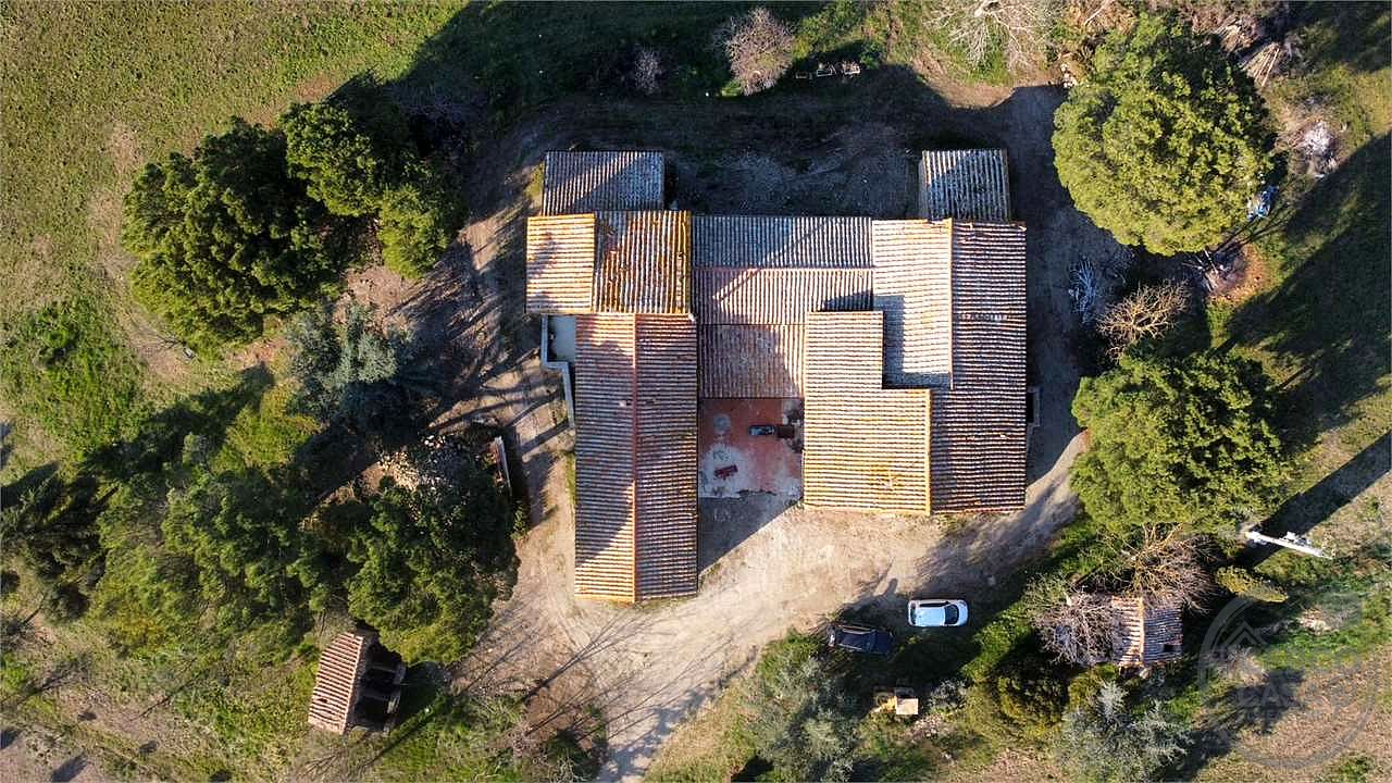 CASALE STORICO CON VIGNETO NEL CUORE DELLA VAL D'ORCIA