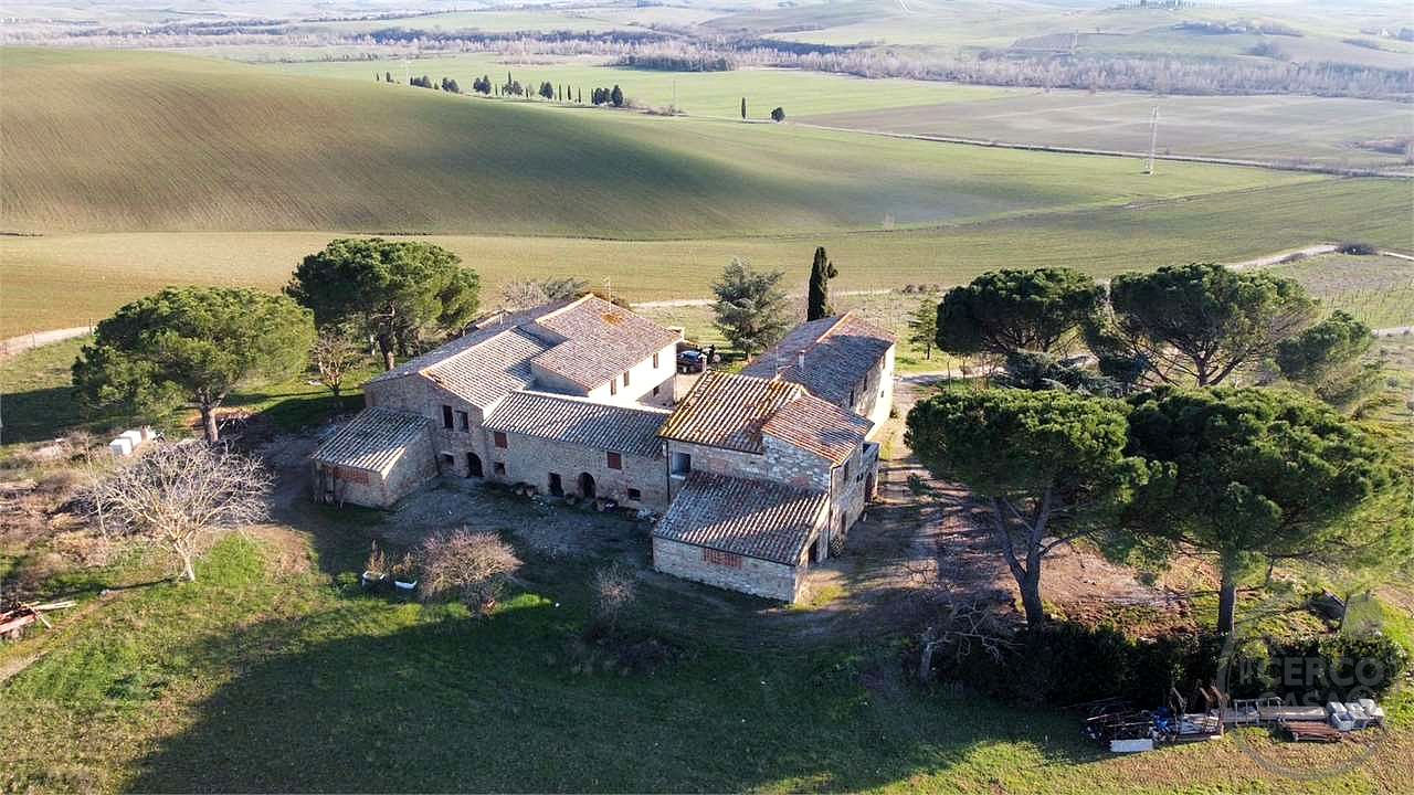 CASALE STORICO CON VIGNETO NEL CUORE DELLA VAL D'ORCIA