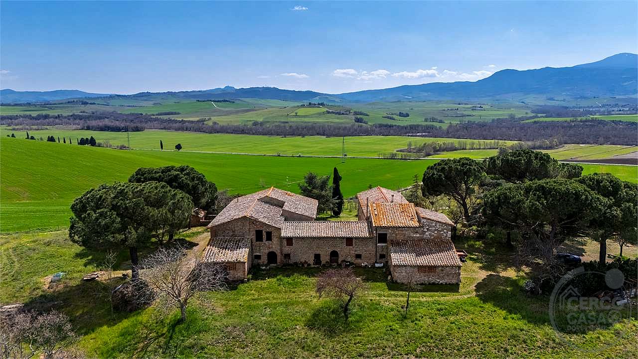 CASALE STORICO CON VIGNETO NEL CUORE DELLA VAL D'ORCIA
