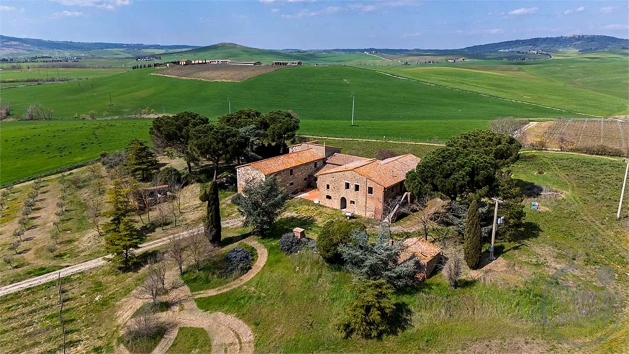 CASALE STORICO CON VIGNETO NEL CUORE DELLA VAL D'ORCIA