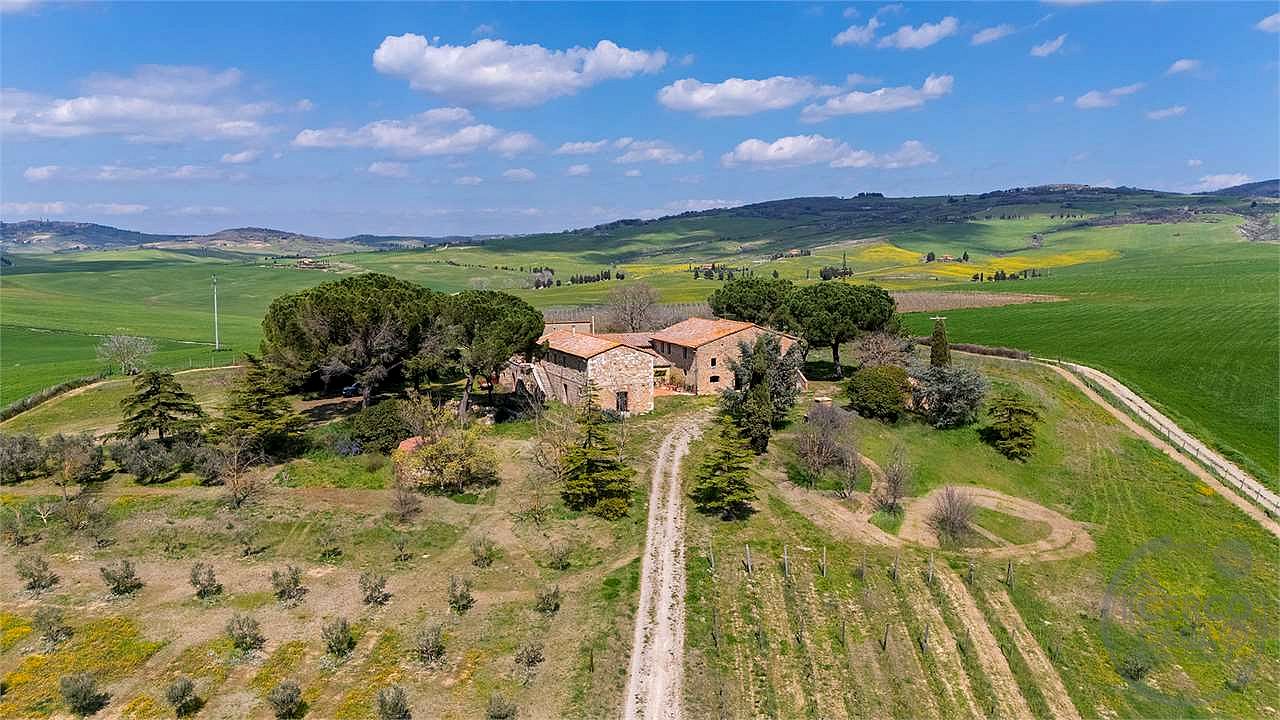CASALE STORICO CON VIGNETO NEL CUORE DELLA VAL D'ORCIA