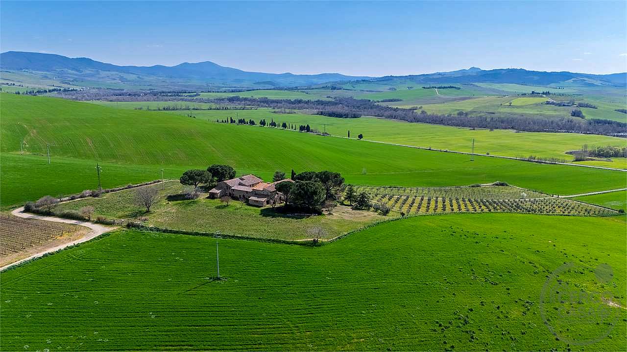 CASALE STORICO CON VIGNETO NEL CUORE DELLA VAL D'ORCIA