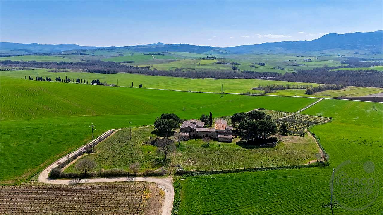 CASALE STORICO CON VIGNETO NEL CUORE DELLA VAL D'ORCIA