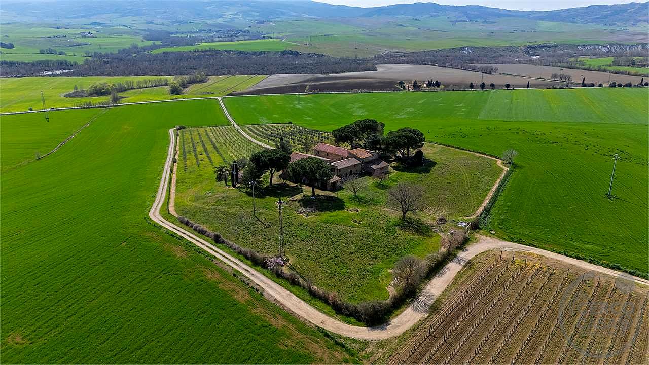 CASALE STORICO CON VIGNETO NEL CUORE DELLA VAL D'ORCIA