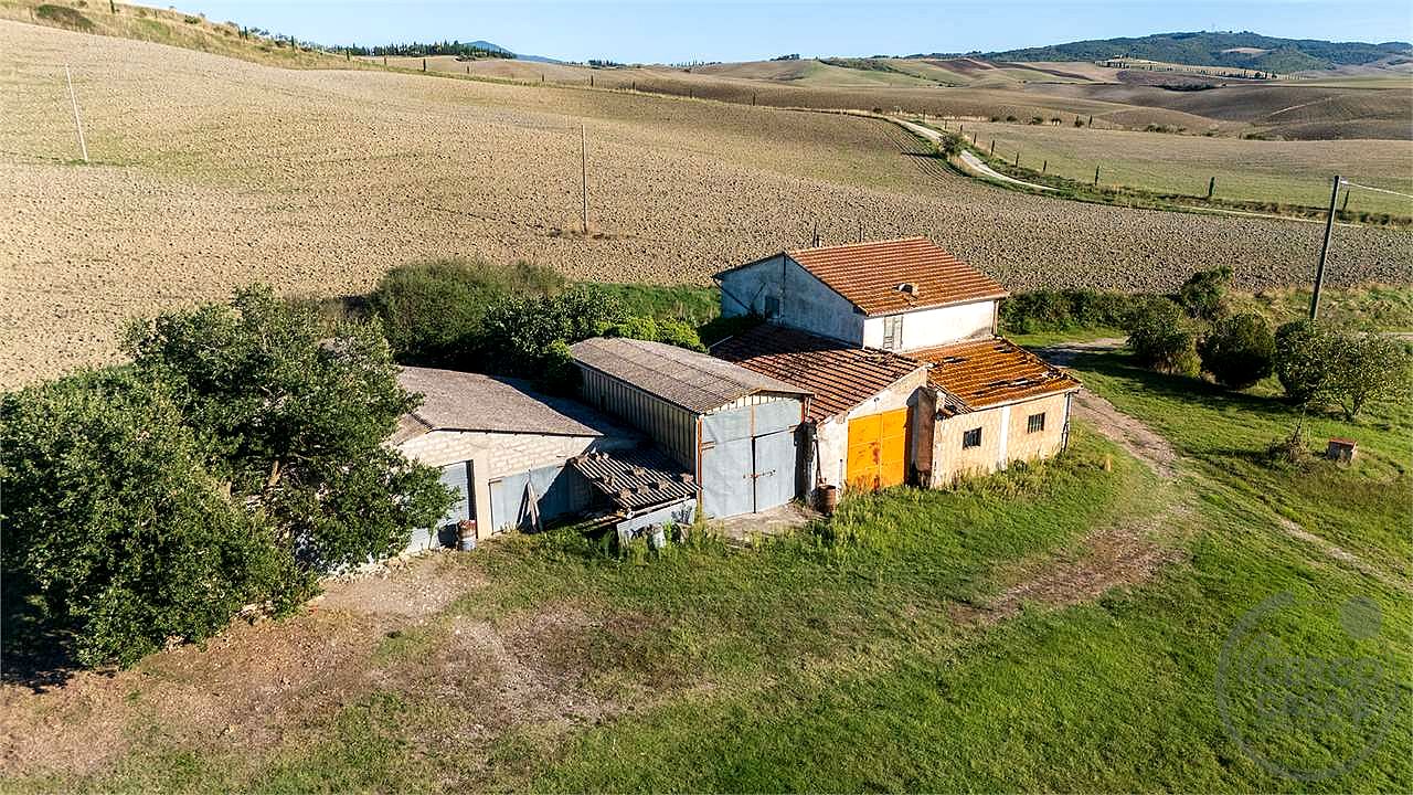 VAL D'ORCIA: PODERE DI PRESTIGIO CON ANNESSI E TERRENO