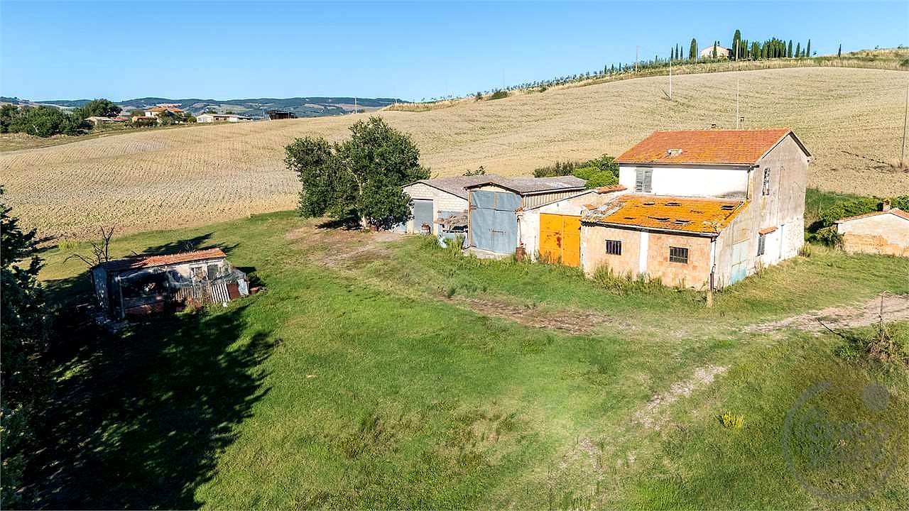 VAL D'ORCIA: PODERE DI PRESTIGIO CON ANNESSI E TERRENO