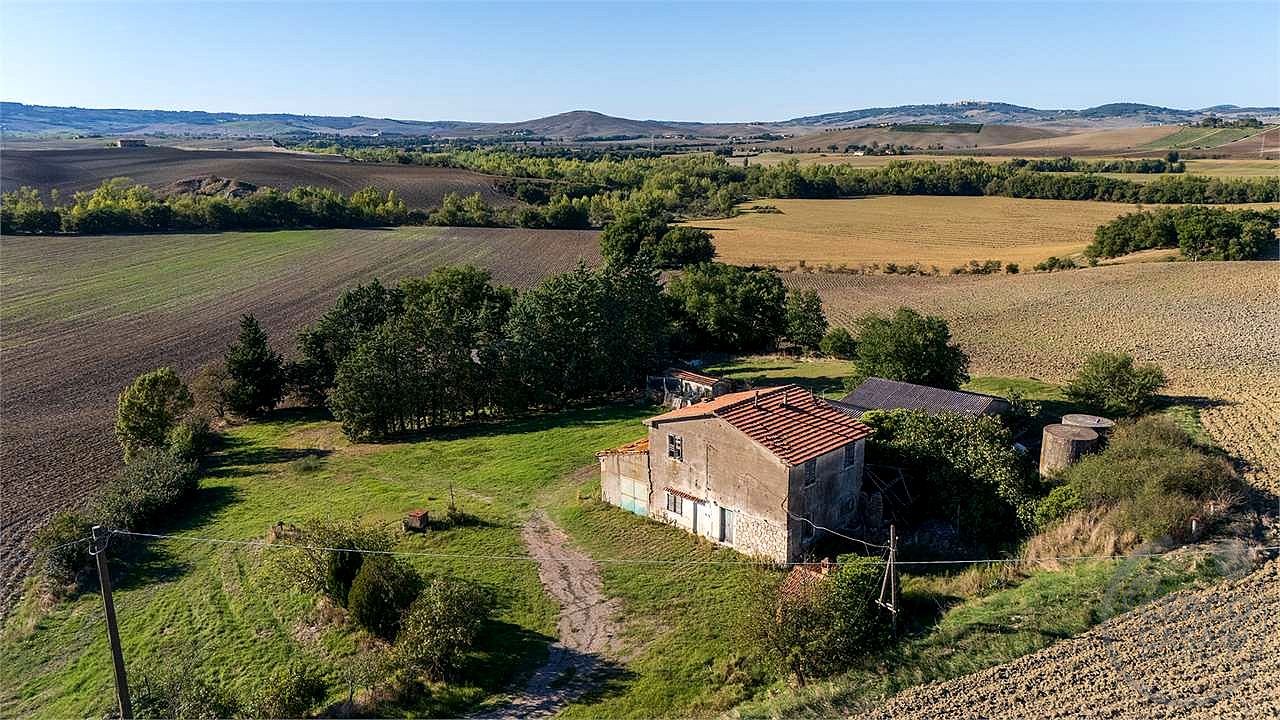 VAL D'ORCIA: PODERE DI PRESTIGIO CON ANNESSI E TERRENO