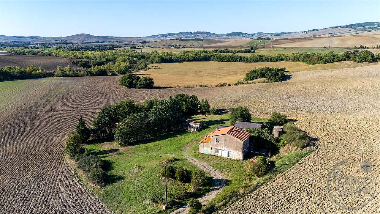 VAL D'ORCIA: PODERE DI PRESTIGIO CON ANNESSI E TERRENO