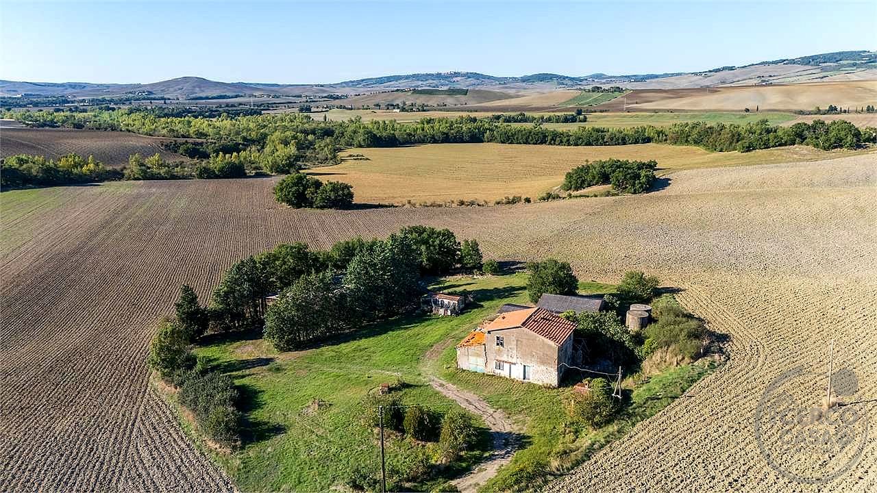 VAL D'ORCIA: PODERE DI PRESTIGIO CON ANNESSI E TERRENO