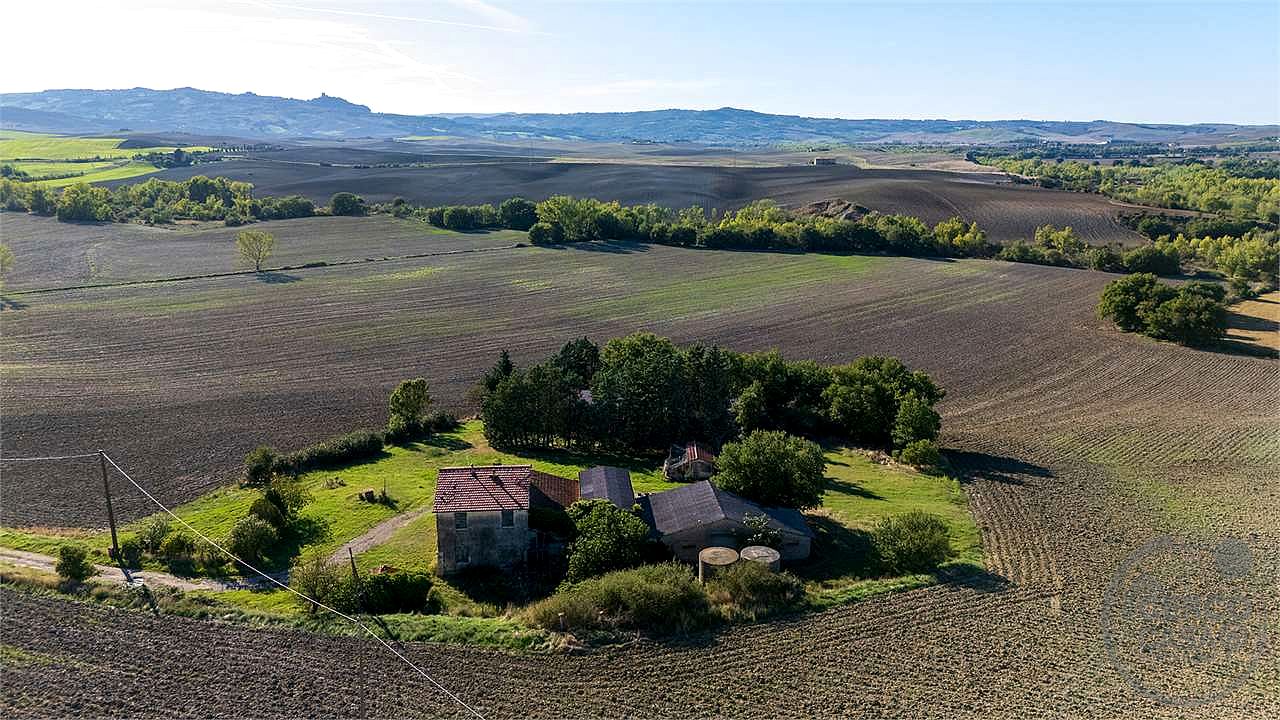 VAL D'ORCIA: PODERE DI PRESTIGIO CON ANNESSI E TERRENO