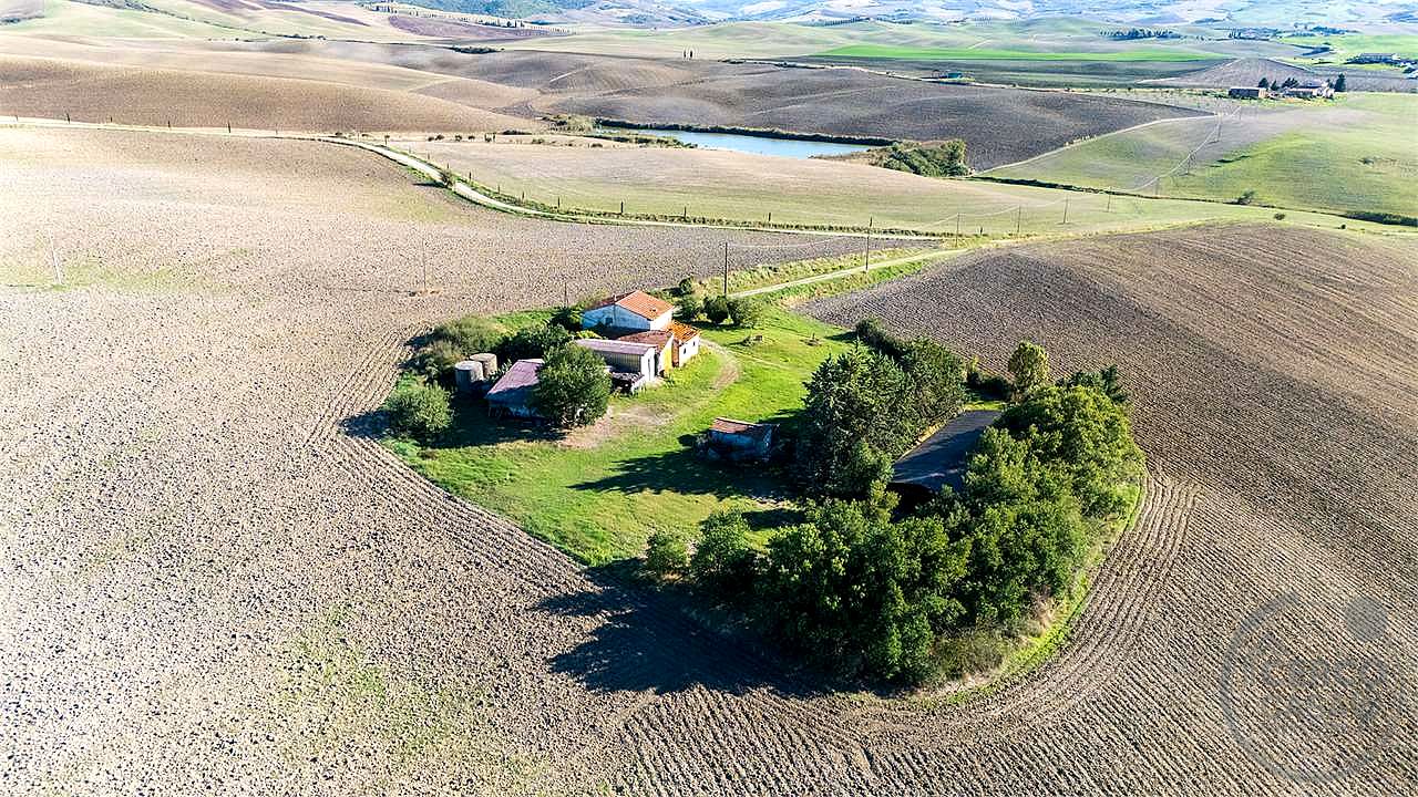 VAL D'ORCIA: PODERE DI PRESTIGIO CON ANNESSI E TERRENO