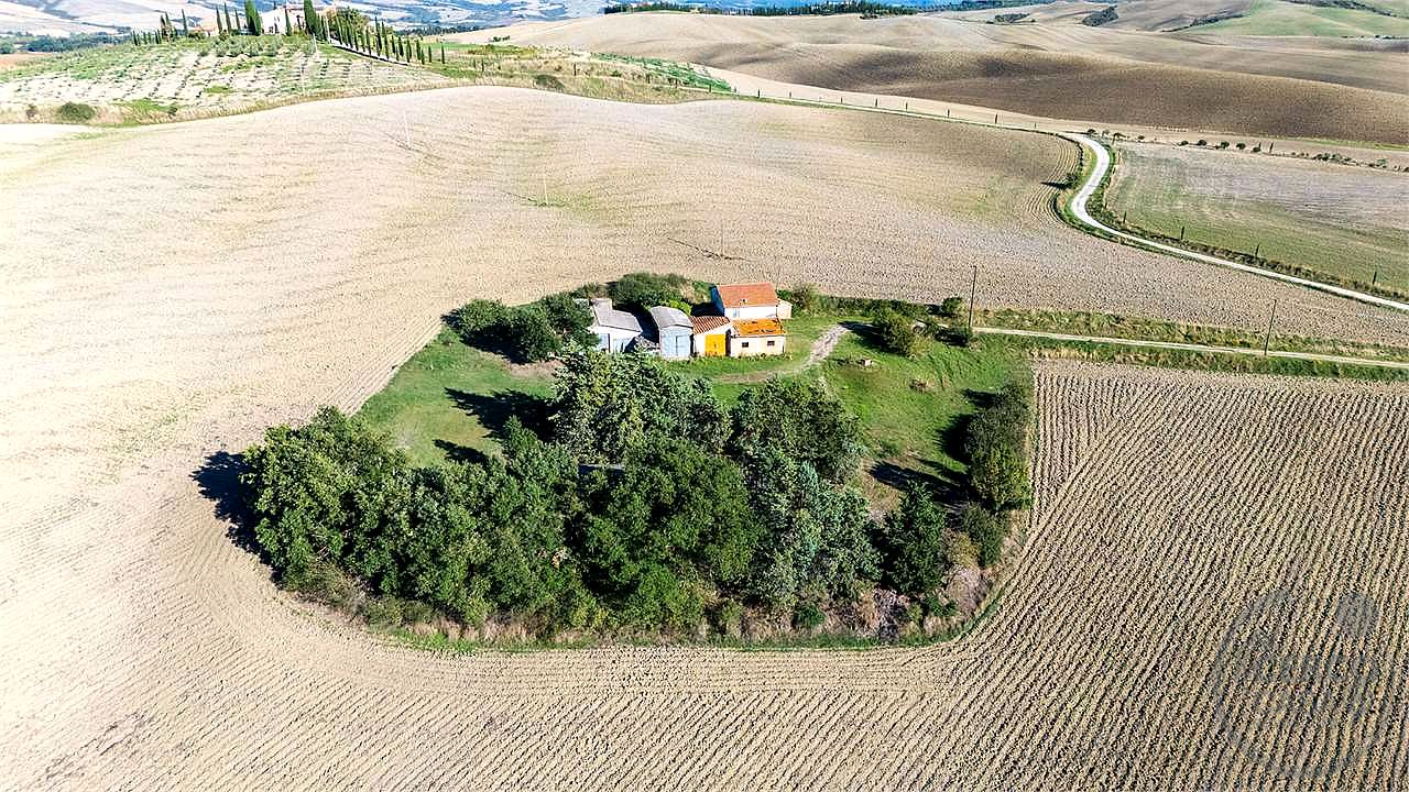 VAL D'ORCIA: PODERE DI PRESTIGIO CON ANNESSI E TERRENO