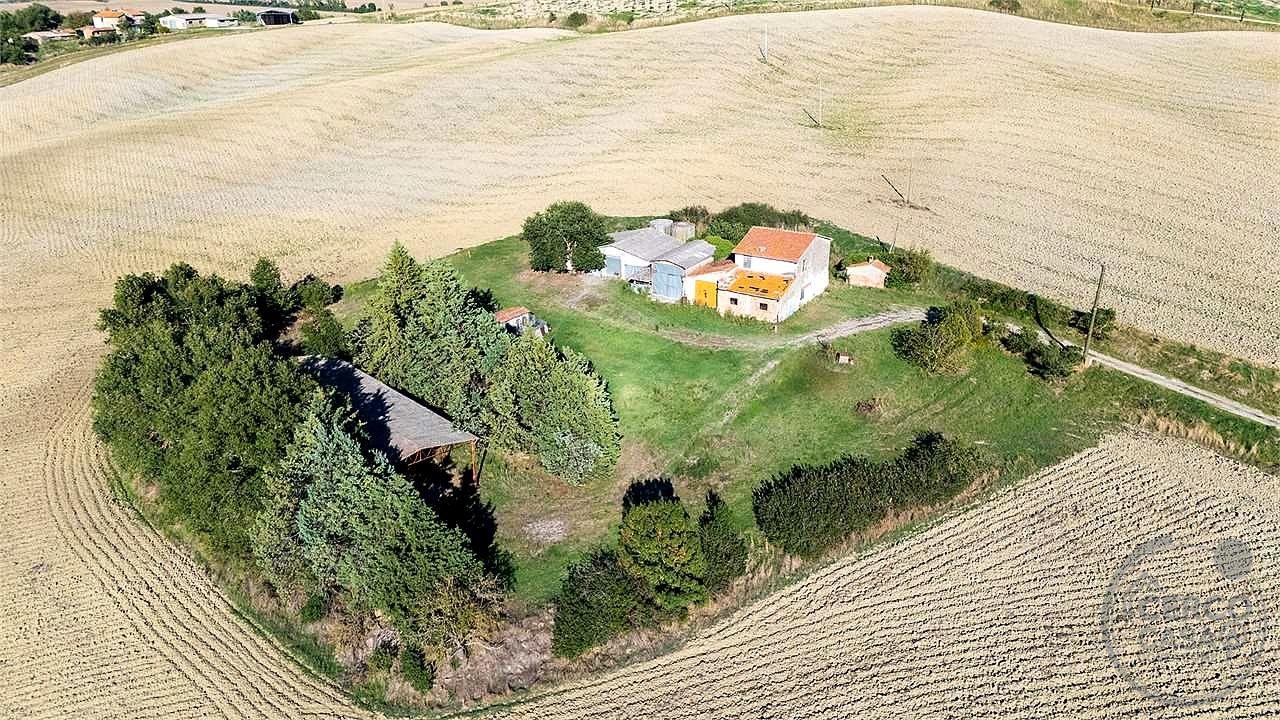 VAL D'ORCIA: PODERE DI PRESTIGIO CON ANNESSI E TERRENO