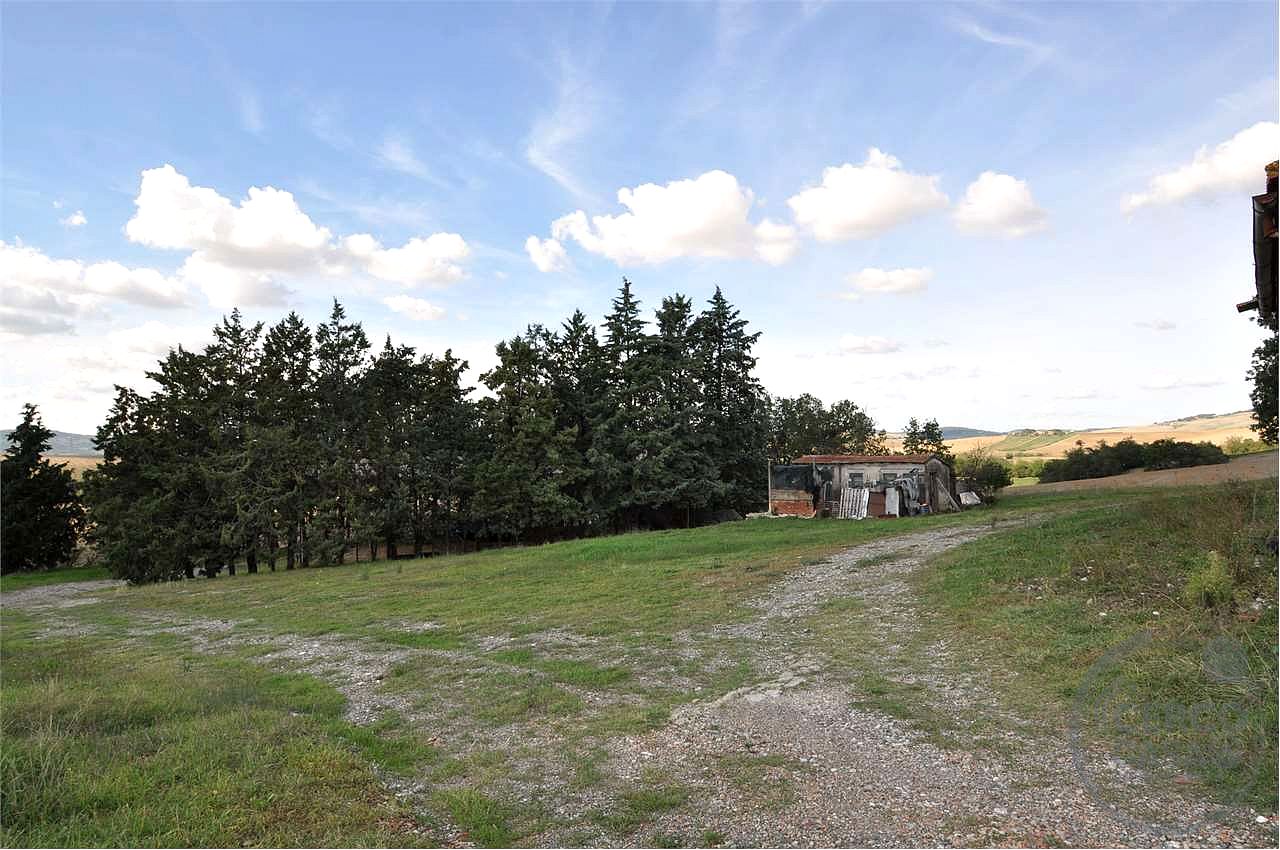 VAL D'ORCIA: PODERE DI PRESTIGIO CON ANNESSI E TERRENO