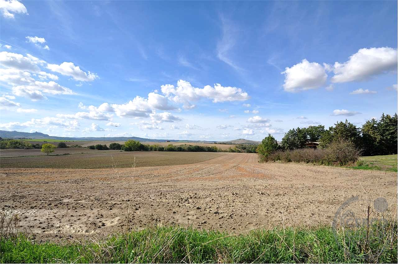 VAL D'ORCIA: PODERE DI PRESTIGIO CON ANNESSI E TERRENO