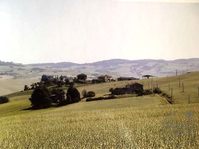 VAL D'ORCIA: PODERE DI PRESTIGIO CON ANNESSI E TERRENO