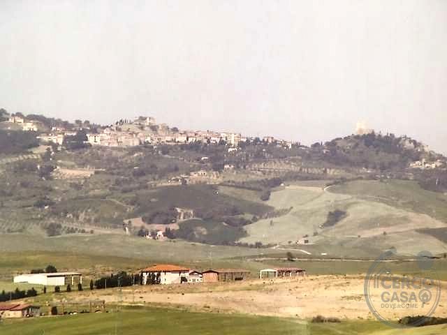 VAL D'ORCIA: PODERE DI PRESTIGIO CON ANNESSI E TERRENO