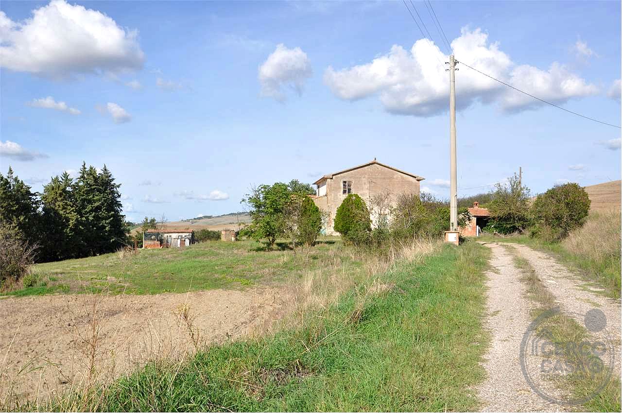 VAL D'ORCIA: PODERE DI PRESTIGIO CON ANNESSI E TERRENO