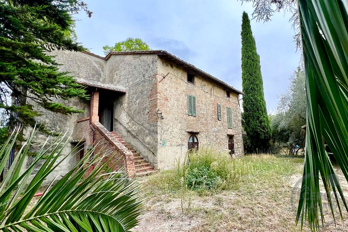 CASALE IN PIETRA CON OLIVETO, BOSCO E GIARDINO PRIVATO A POCHI PASSI DA CENTRO DI CETONA
