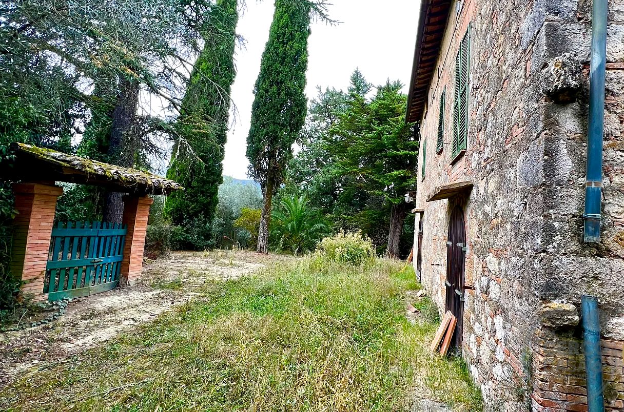 CASALE IN PIETRA CON OLIVETO, BOSCO E GIARDINO PRIVATO A POCHI PASSI DA CENTRO DI CETONA