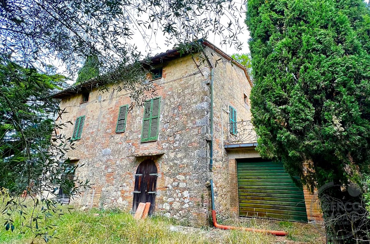 CASALE IN PIETRA CON OLIVETO, BOSCO E GIARDINO PRIVATO A POCHI PASSI DA CENTRO DI CETONA