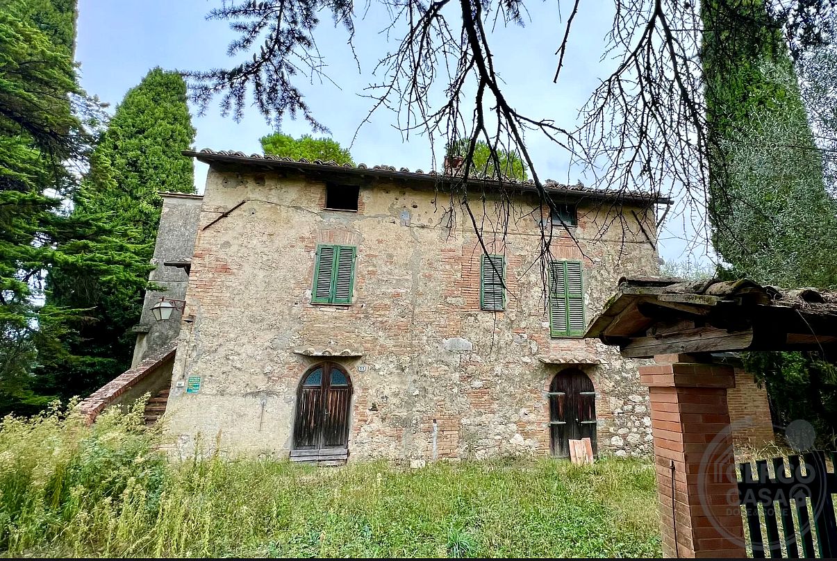 CASALE IN PIETRA CON OLIVETO, BOSCO E GIARDINO PRIVATO A POCHI PASSI DA CENTRO DI CETONA