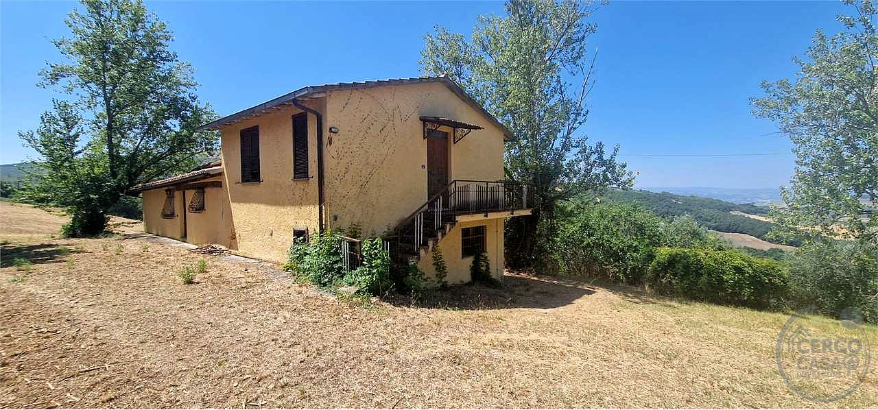 GUALDO CATTANEO - SARAGANO - CASALE CON TERRENO