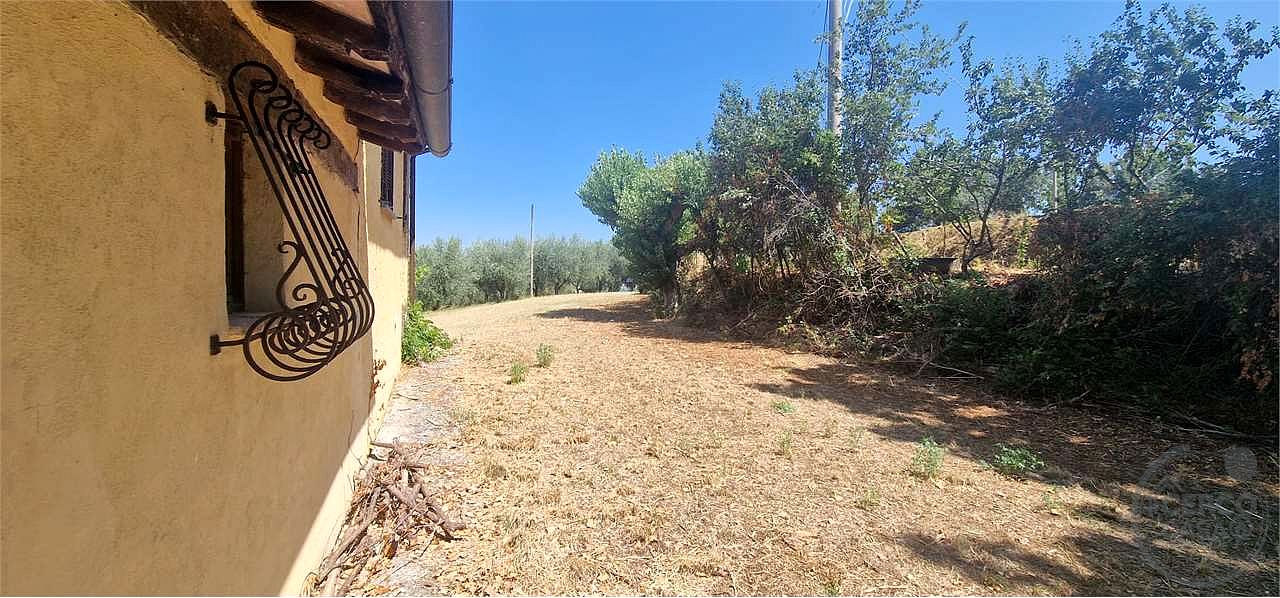 GUALDO CATTANEO - SARAGANO - CASALE CON TERRENO