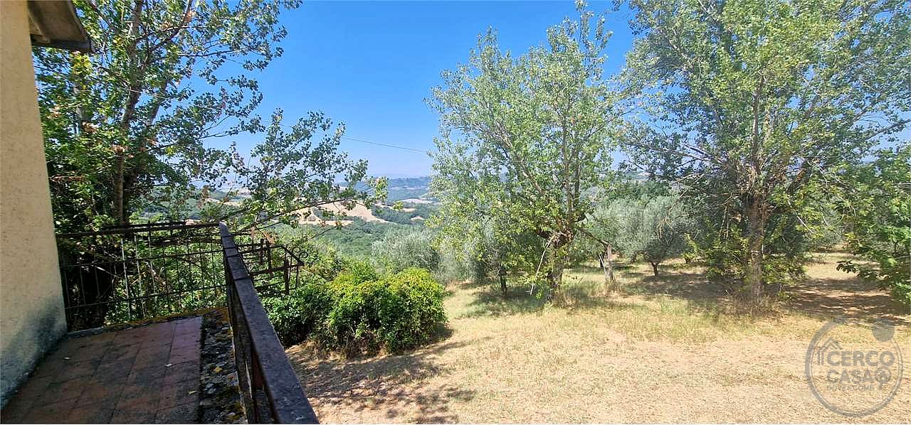 GUALDO CATTANEO - SARAGANO - CASALE CON TERRENO