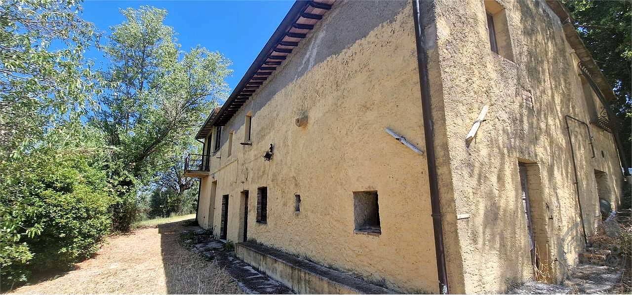 GUALDO CATTANEO - SARAGANO - CASALE CON TERRENO
