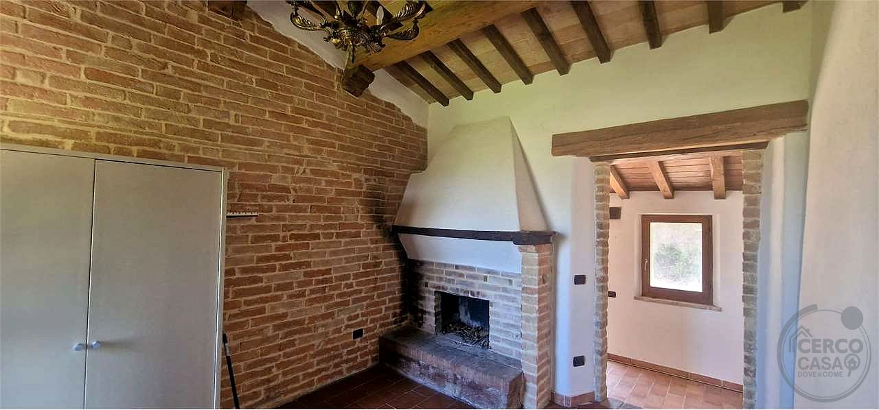 GUALDO CATTANEO - SARAGANO - CASALE CON TERRENO