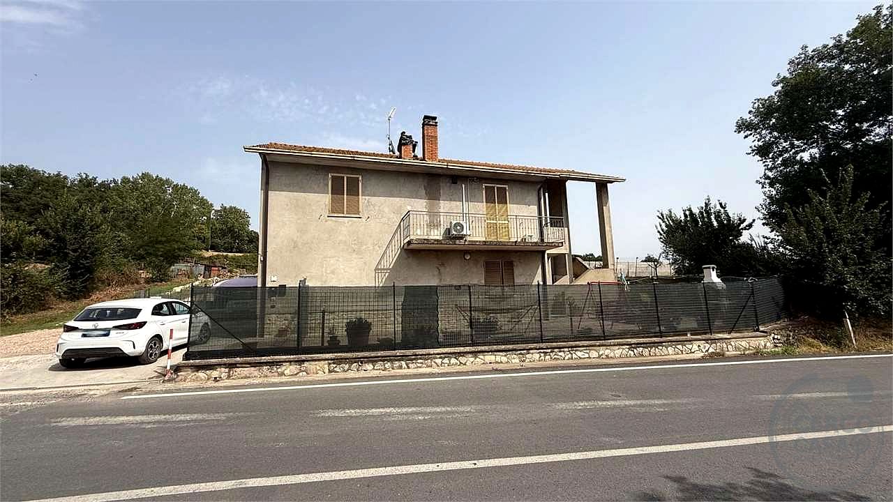 TODI - PANTALLA - CASA SINGOLA CON GIARDINO