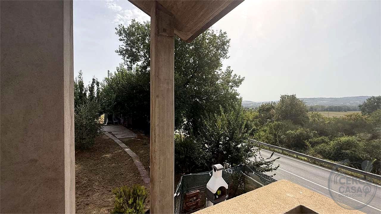TODI - PANTALLA - CASA SINGOLA CON GIARDINO