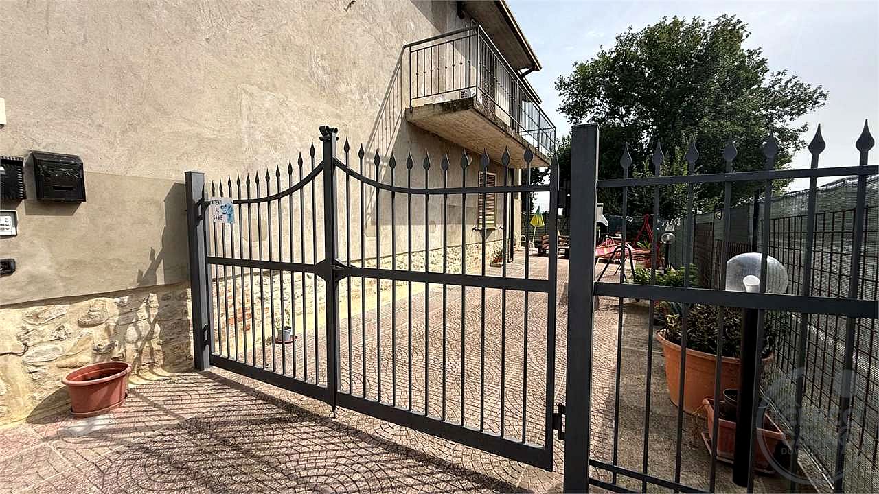TODI - PANTALLA - CASA SINGOLA CON GIARDINO