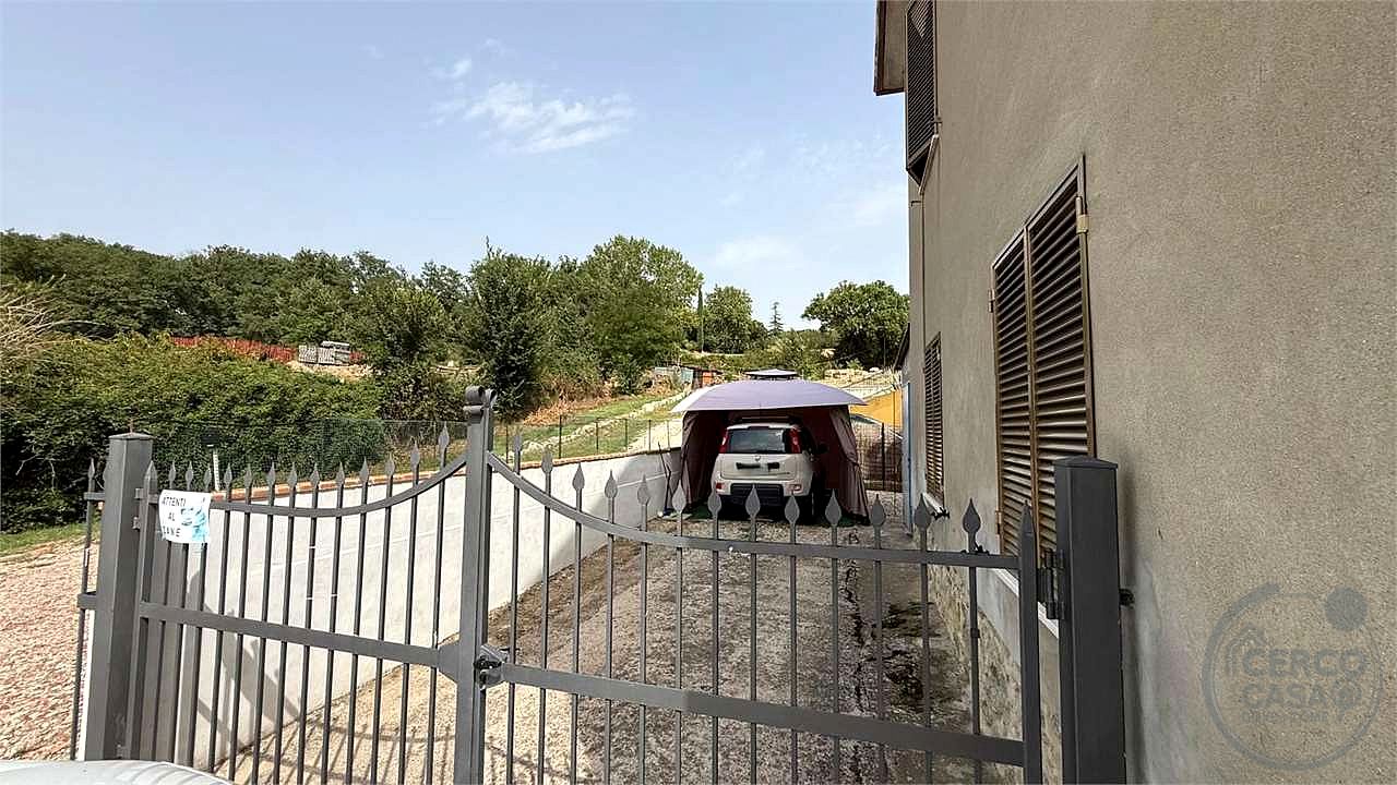 TODI - PANTALLA - CASA SINGOLA CON GIARDINO