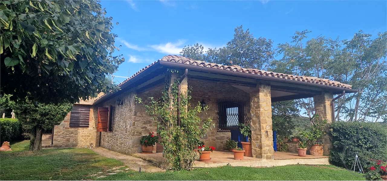 GUALDO CATTANEO - POZZO - CASALE IN PIETRA CON GIARDINO