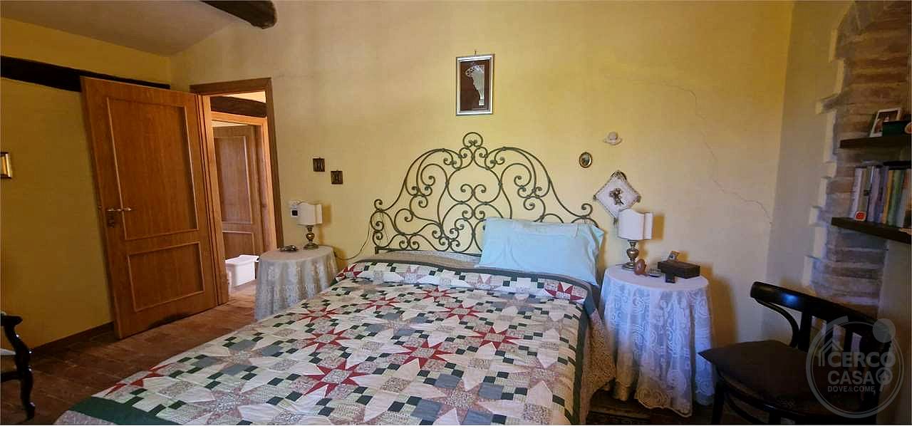 GUALDO CATTANEO - POZZO - CASALE IN PIETRA CON GIARDINO