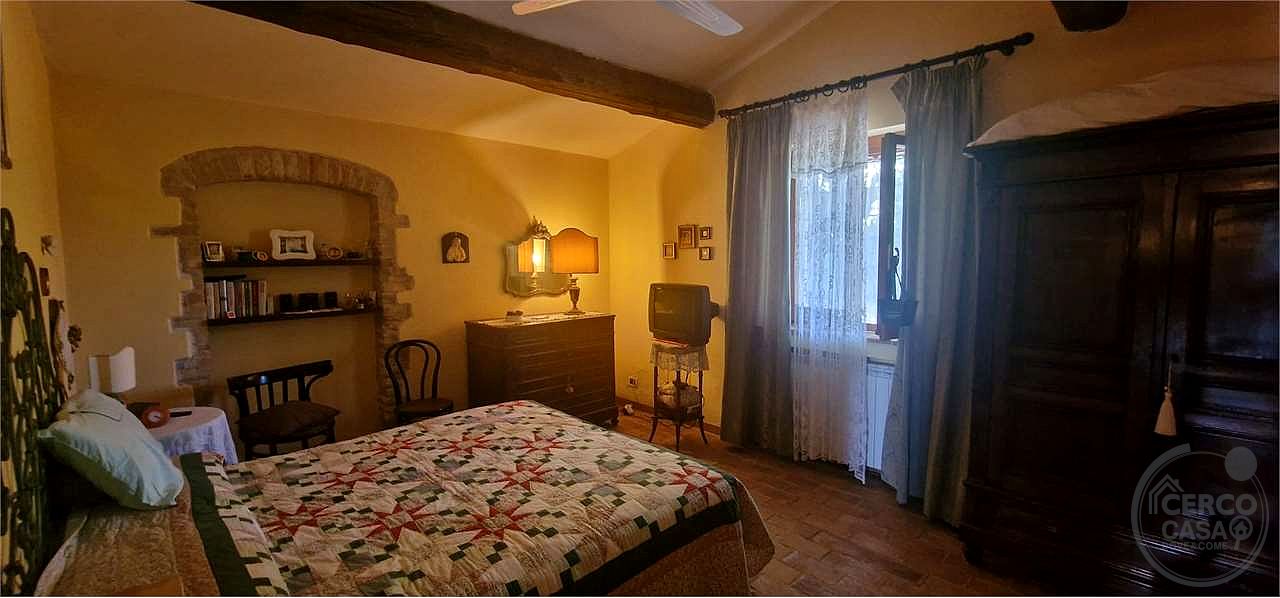 GUALDO CATTANEO - POZZO - CASALE IN PIETRA CON GIARDINO