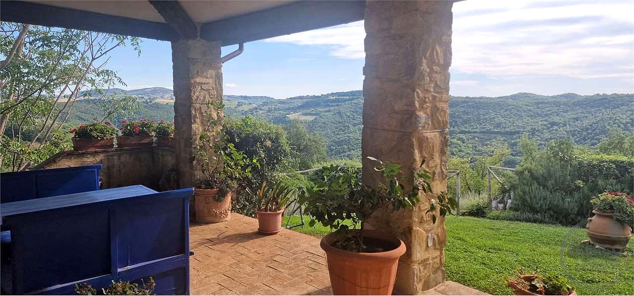 GUALDO CATTANEO - POZZO - CASALE IN PIETRA CON GIARDINO