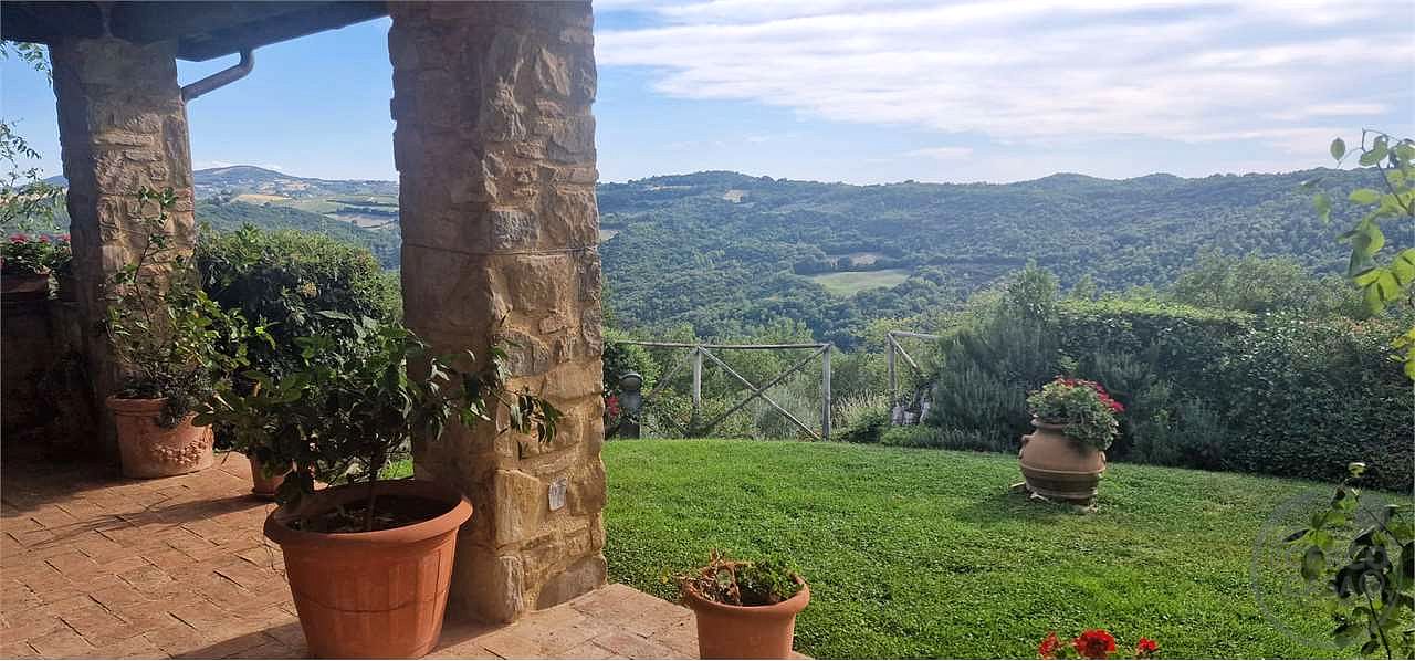 GUALDO CATTANEO - POZZO - CASALE IN PIETRA CON GIARDINO
